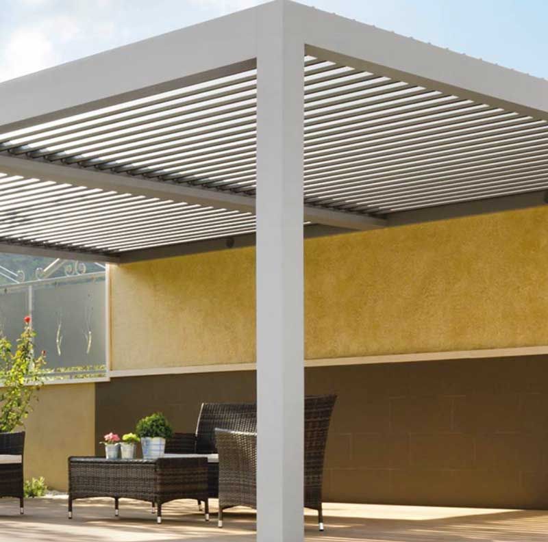 Exterior con pérgola bioclimática