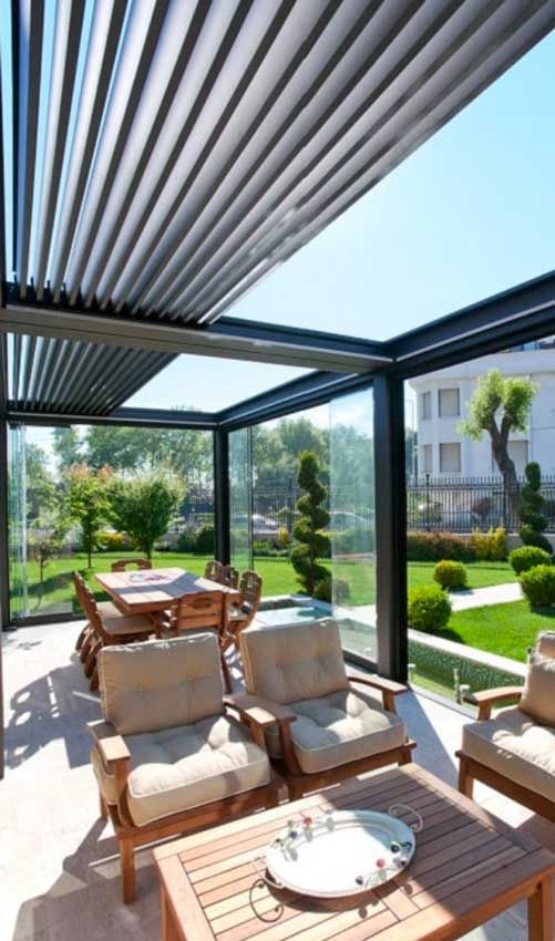 Pérgola bioclimática con paneles de vidrio y lamas correderas