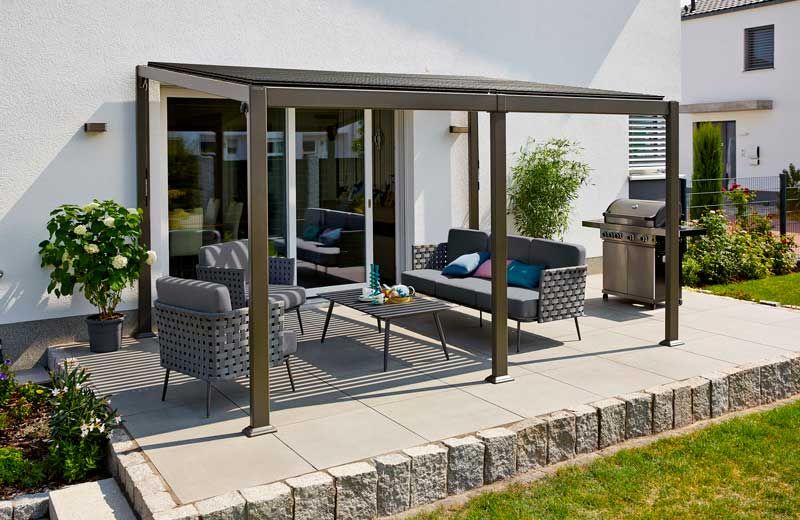 Exterior con pérgola a fachada
