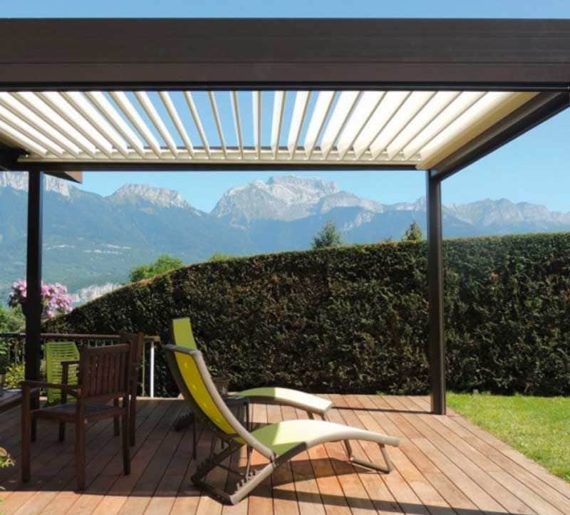 Exterior a la sombra bajo pérgola bioclimática