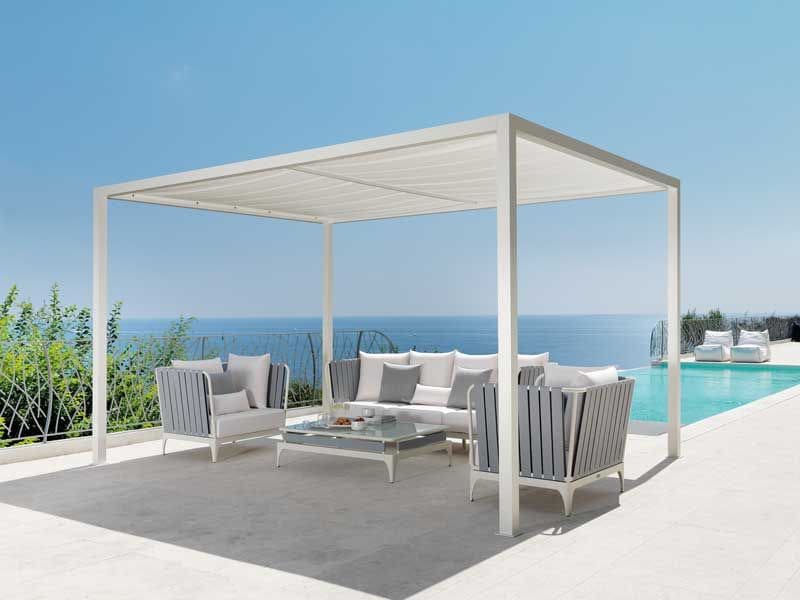 Exterior protegido con pérgola