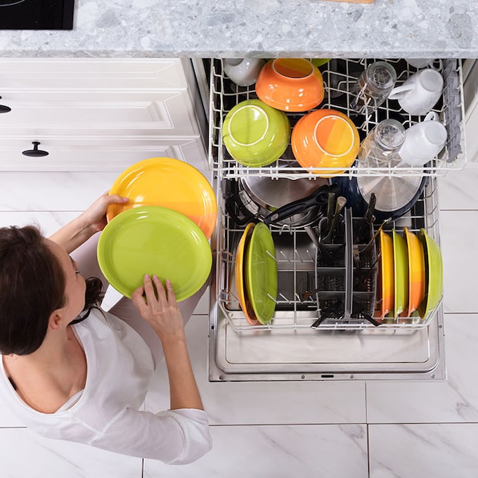 Trucos para limpiar el lavavajillas y evitar los malos olores en tu cocina