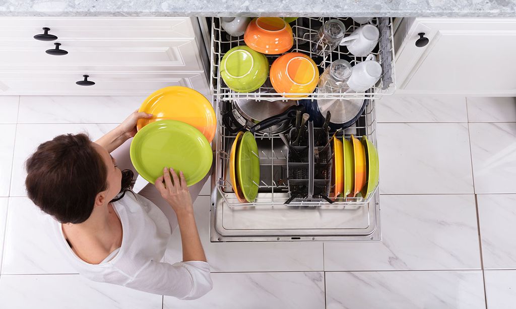 Trucos para limpiar el lavavajillas y evitar los malos olores en tu cocina