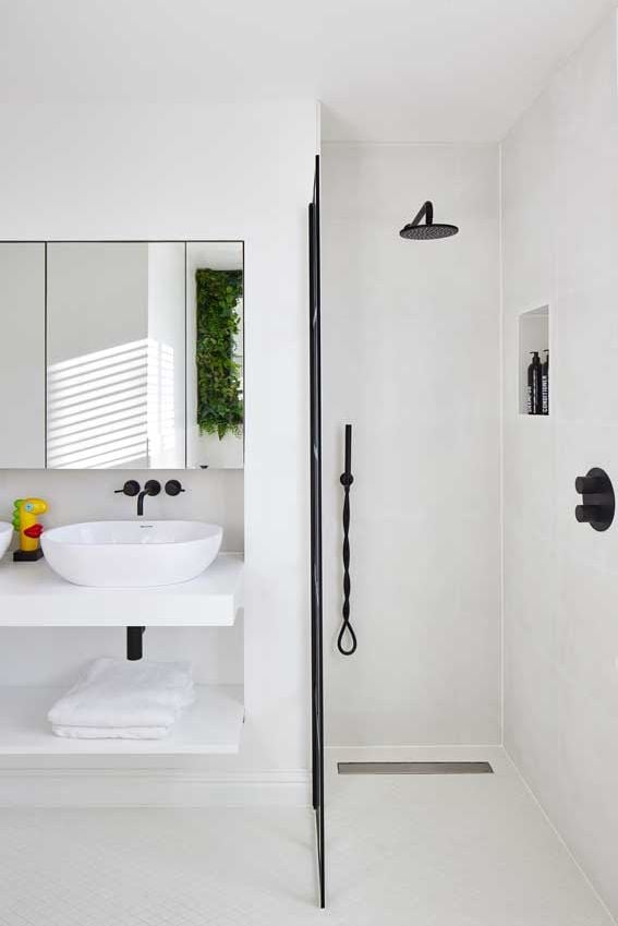 La decoración de interiores de un piso antiguo después de una reforma