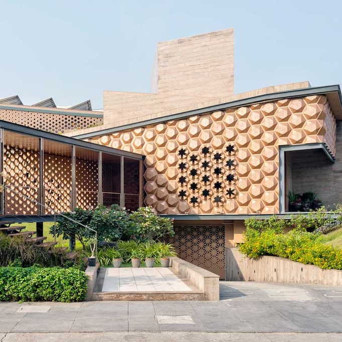Entre el arte y la ingeniería: una casa sostenible de fachada cinética