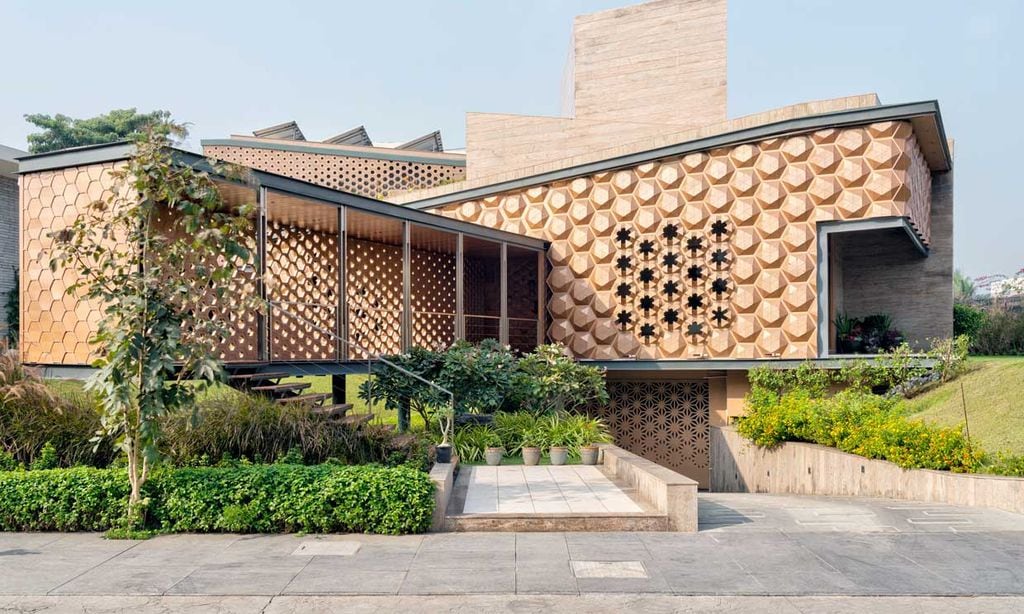 Entre el arte y la ingeniería: una casa sostenible de fachada cinética