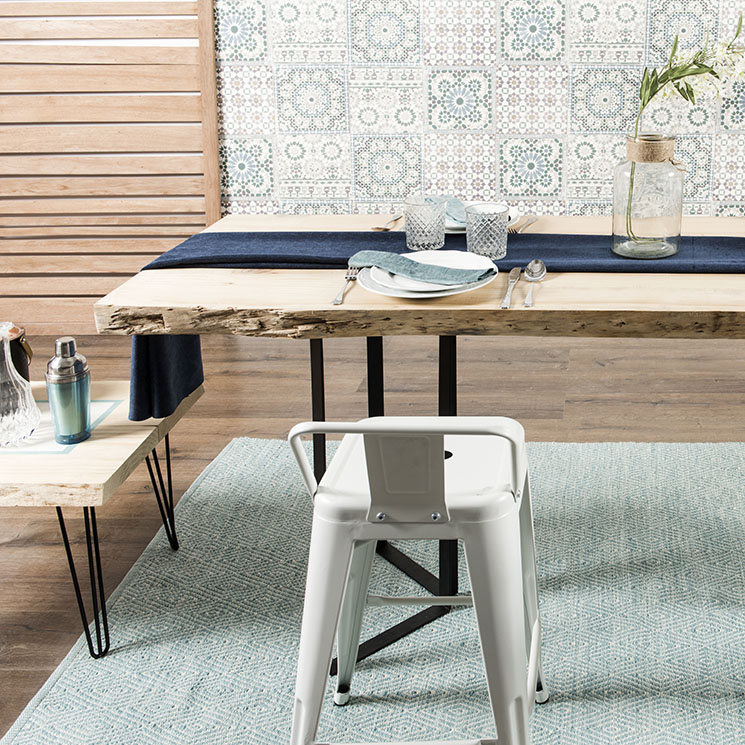 Cómo construir una mesa de comedor de madera en bruto 