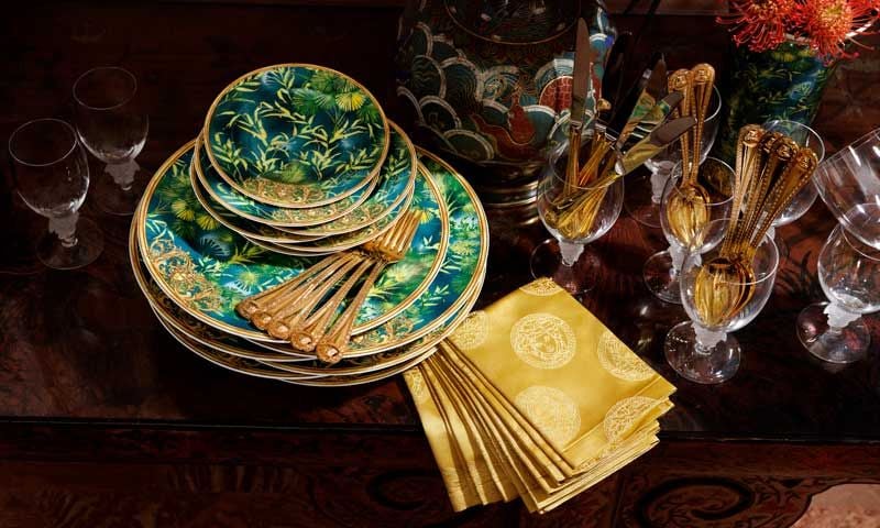 vajilla negra y dorada