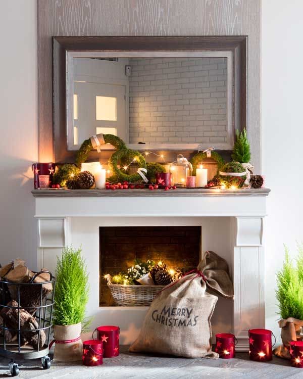 Adornos navideños para que la chimenea se convierta en la estrella del