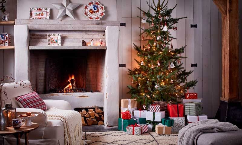 Adornos navideños para que la chimenea se convierta en la estrella del