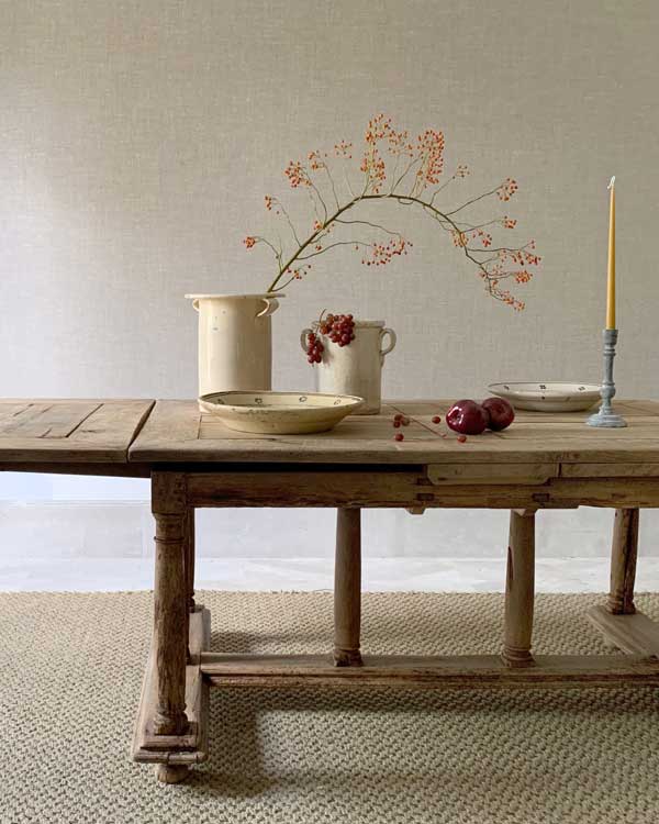 Mesa de madera natural sin tratar y alfombra de fibras vegetales