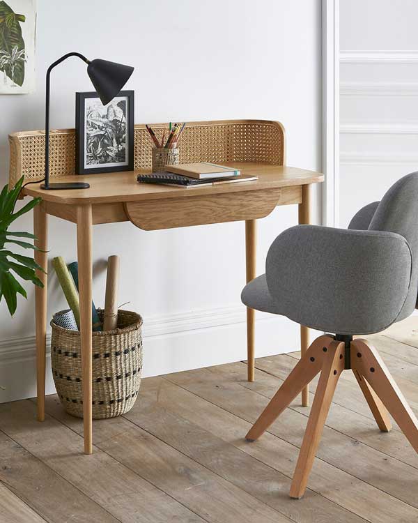 Escritorio de madera con detalle de rejilla y silla de oficina en color gris