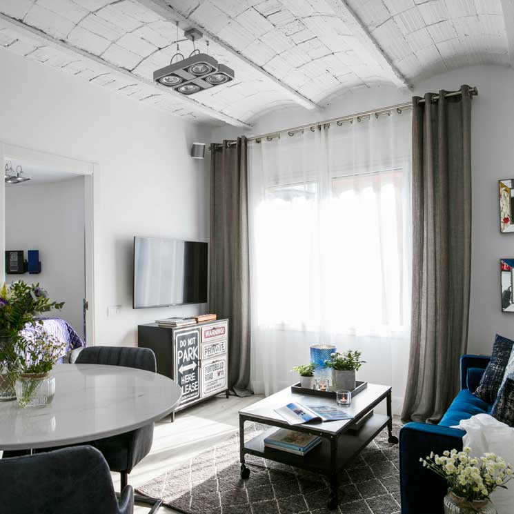 Un apartamento urbano de aire industrial con un toque muy ‘glam’