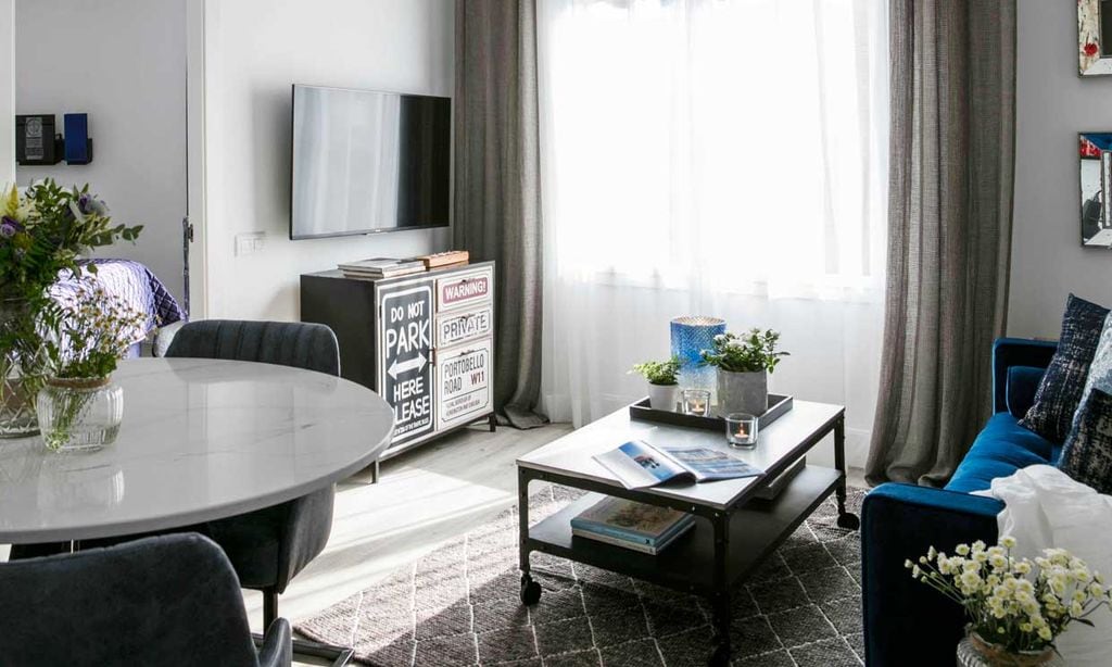 Un apartamento urbano de aire industrial con un toque muy ‘glam’