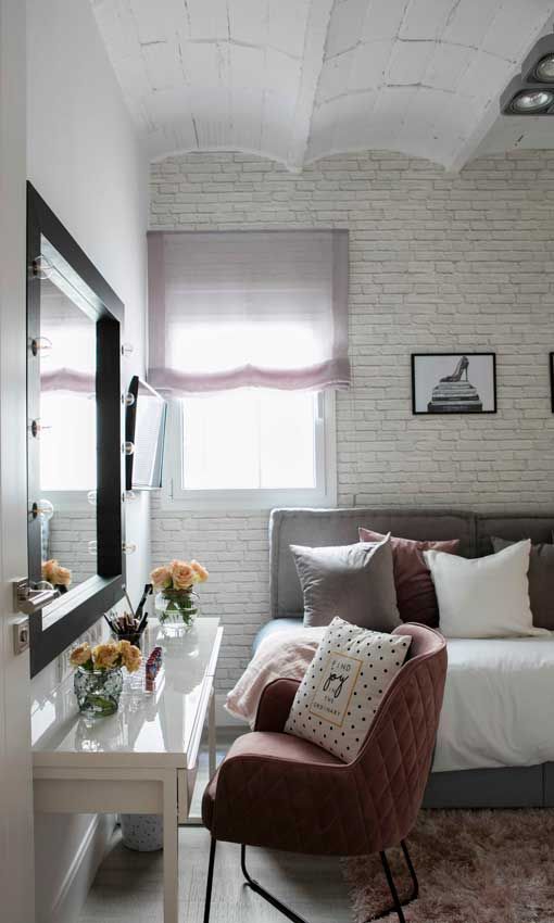 Una decoración de interiores para un piso de estilo industrial y con un