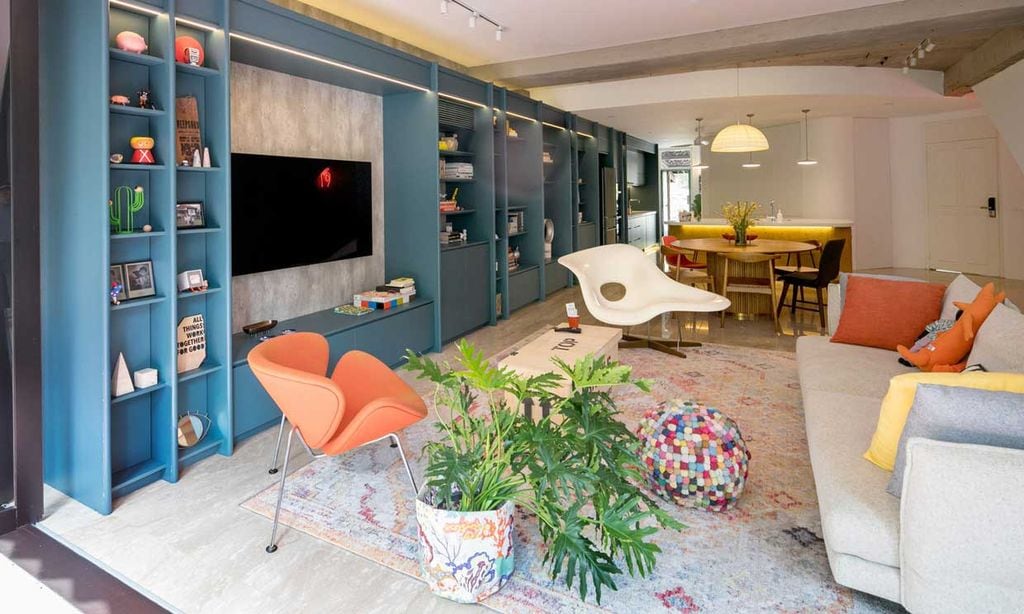 Un apartamento dúplex con colores vibrantes