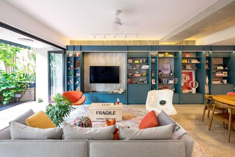 La decoración de interiores de un apartamento diseñado a todo color