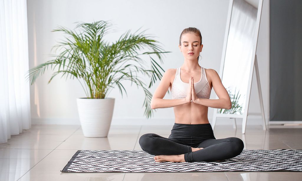 Practicar yoga en casa: cómo crear el espacio perfecto