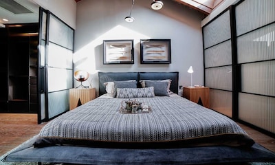 Estas 13 ideas lograrán que un dormitorio pequeño parezca (casi) una ‘suite’