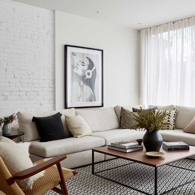 La Decoracion De Interiores De Una Casa Minimalista Y Calida Foto 1