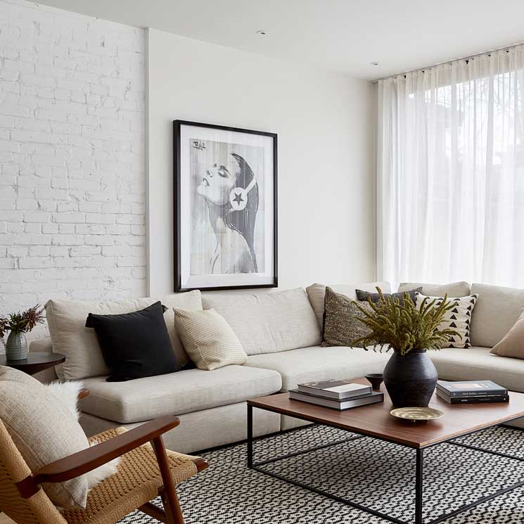 Esta casa se apunta al minimalismo cálido y confortable