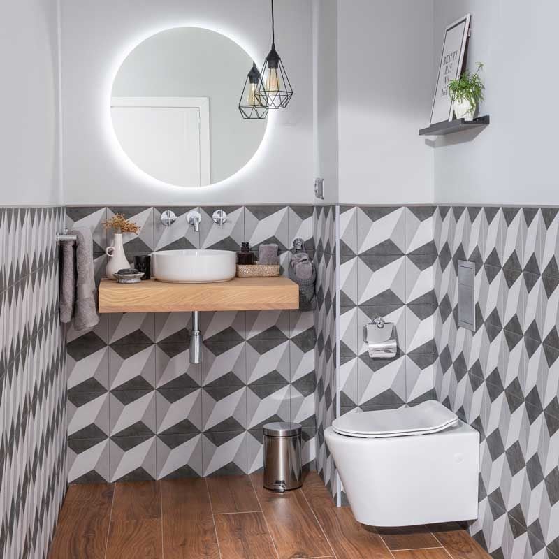 Baño de estilo escandinavo con zócalo de azulejo en la pared