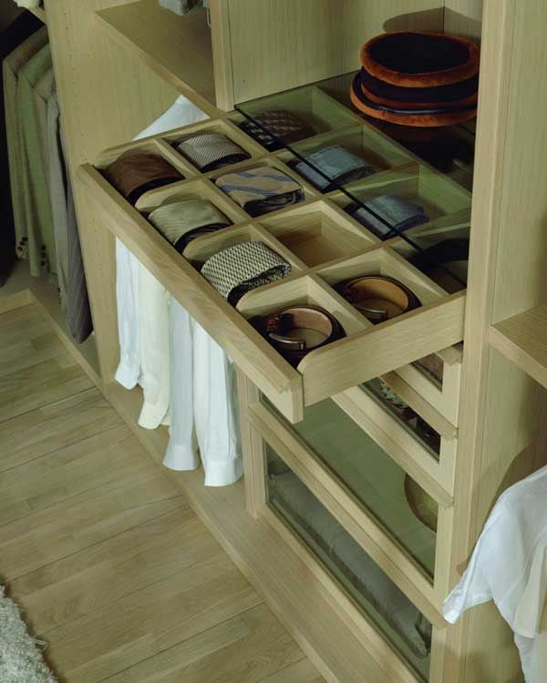 Cajón de armario en madera con divisiones para cinturones y corbatas