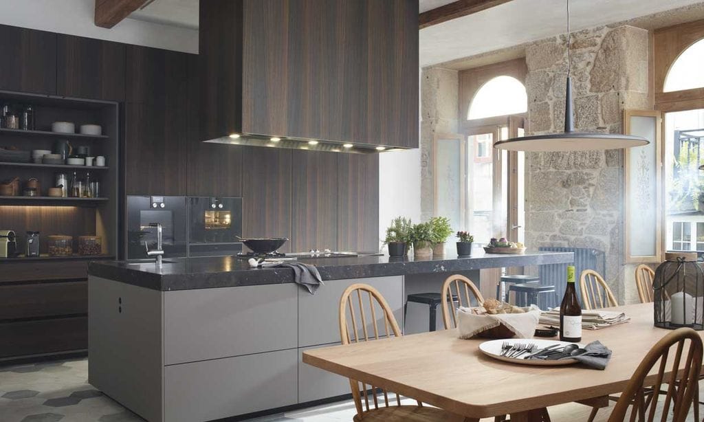 Una cocina con isla y comedor, todo en uno, para compartir momentos