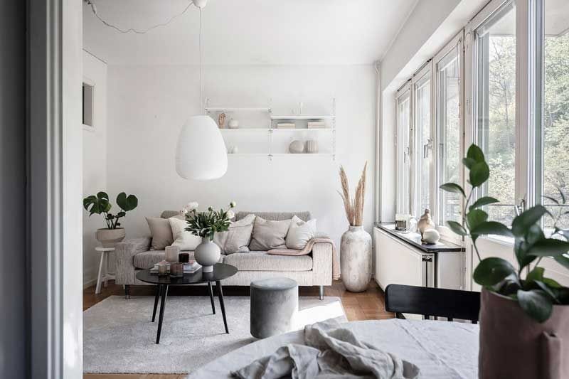 Salón decorado en tonos neutros