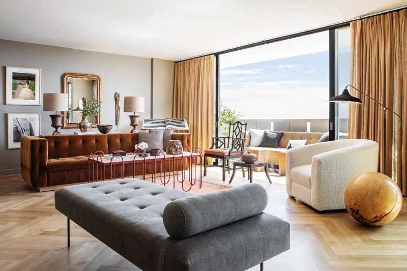Salón con muebles de líneas redondeadas