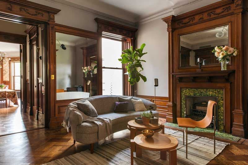 Salón con sofá de diseño curvo