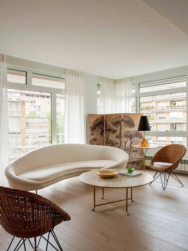 Salón decorado con sofá de línea curva