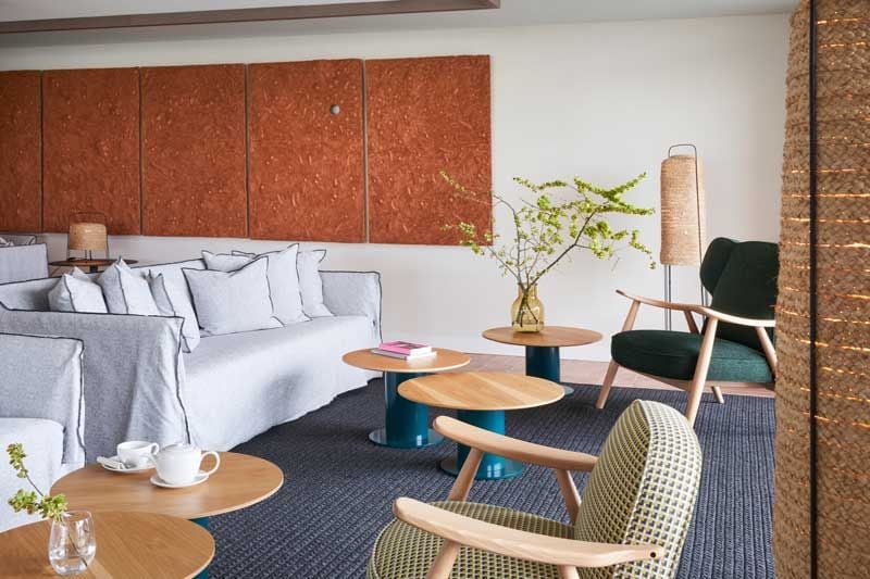 Salón con mesas auxiliares de tapa curva