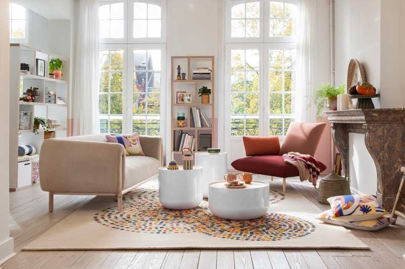 Salón con muebles de líneas curvas