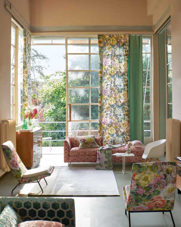 Espacio con salida al jardín, decorados con telas de flores en colores verdes y rosas
