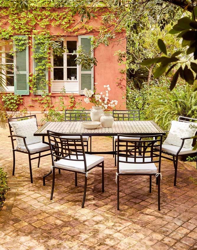 Jardín con comedor exterior