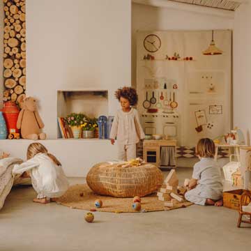 Juguetes Divertidos En Cesta. Decoración De La Habitación Infantil