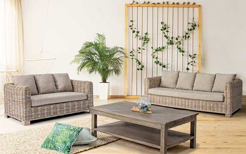 Salón con sofás de fibras vegetales y mesa de centro de madera 