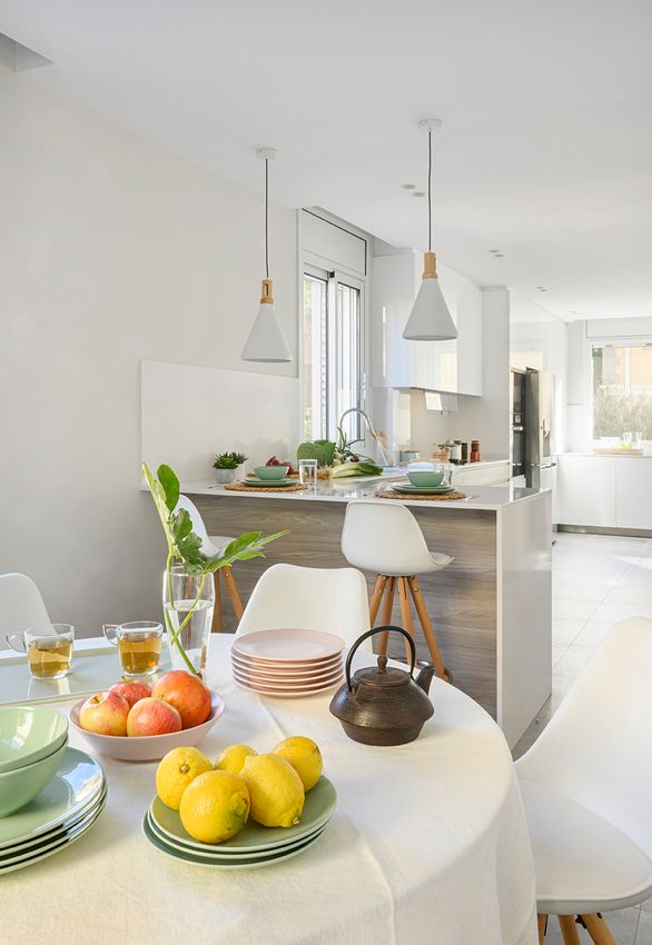 Cocinas modernas con barra que te solucionan la distribución del