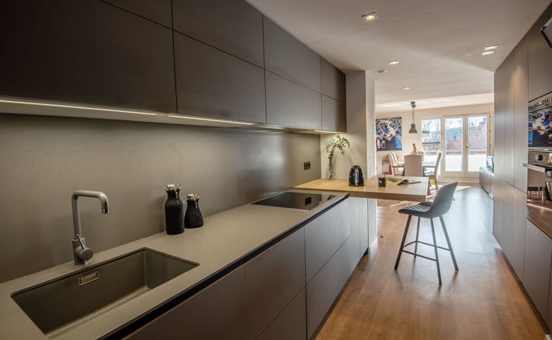 Cocinas modernas con barra que te solucionan la distribución del