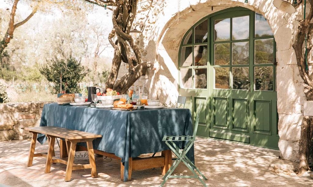 12 mesas para montar el comedor exterior según el momento del día y tu estilo ‘deco’