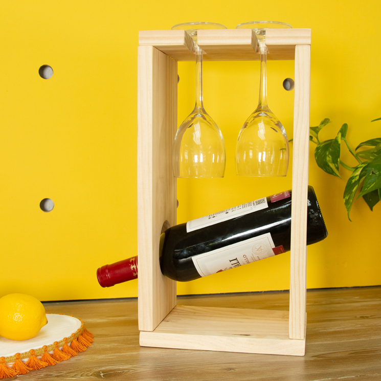Un original soporte de madera para colocar las copas y la botella de vino