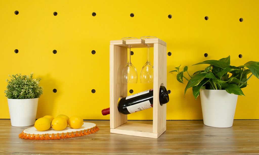Un original soporte de madera para colocar las copas y la botella de vino