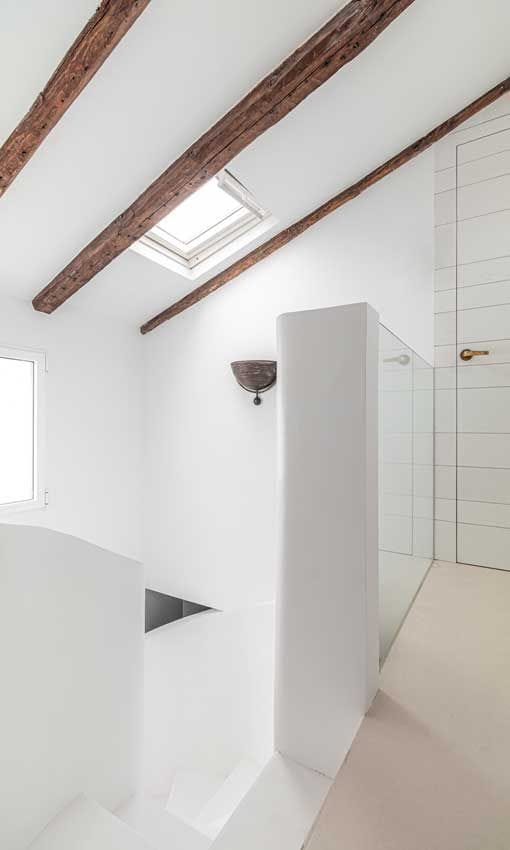 Un ático con una decoración de interiores de estilo moderno y atemporal