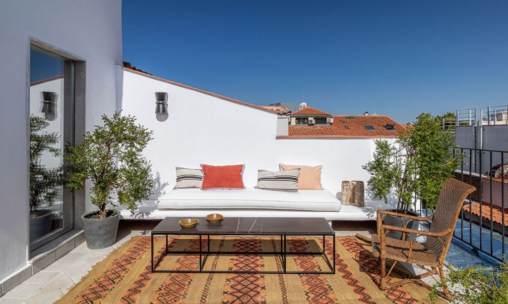 Un precioso ático en el centro de Madrid con una decoración moderna y atemporal