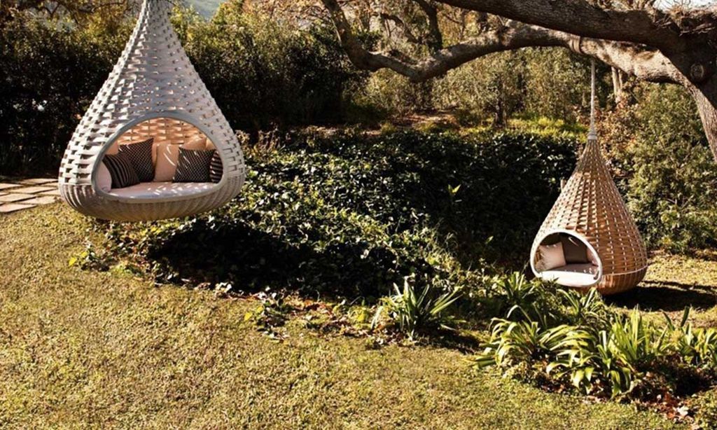 Los sillones colgantes, la nueva tendencia decorativa de exterior e interior