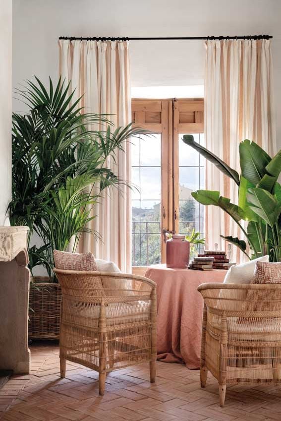 Comedor decorado en tonos neutros y plantas