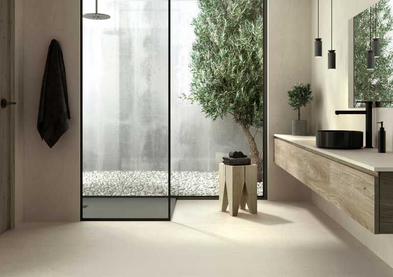 Baño decorado con plantas junto a la ducha