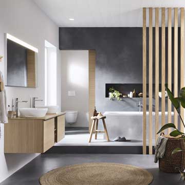 Cómo decorar un baño 'XL' para que no resulte ni frío ni desangelado