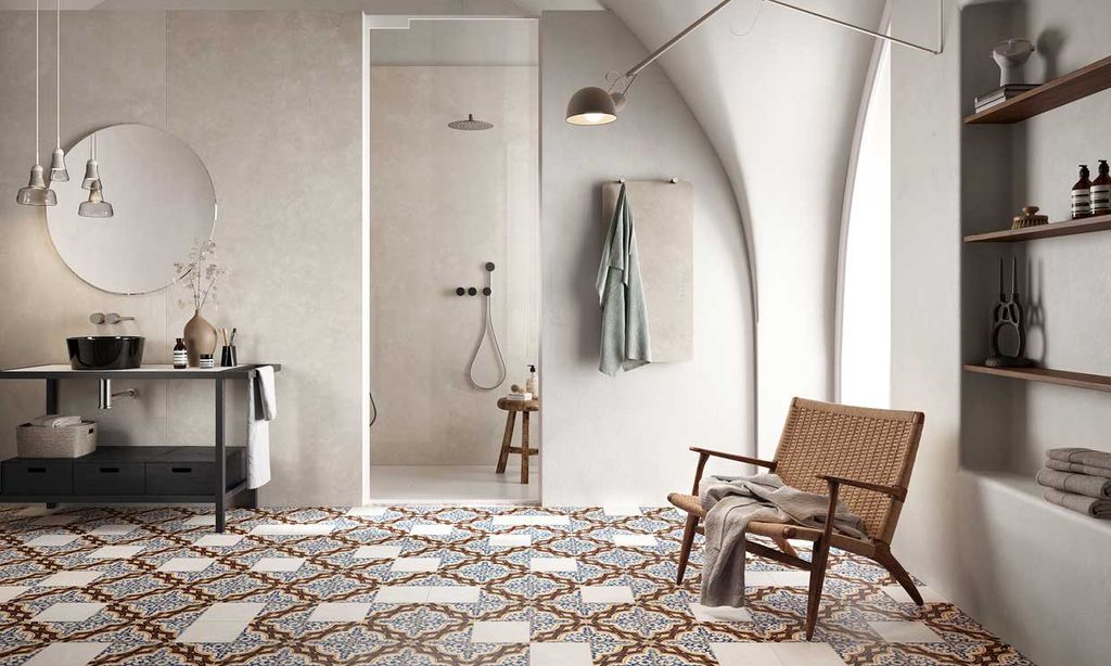 Cómo decorar un baño 'XL' para que no resulte ni frío ni desangelado